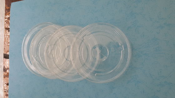 Porcellana Flat Round Transprent fredda potabile Bicchieri di carta Coperchi con Centro foro 80 millimetri / 90 millimetri fornitore