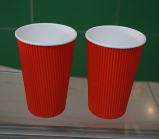 Porcellana Le tazze di carta del PE dell'ondulazione rossa della carta patinata hanno isolato le tazze di caffè con i coperchi 500ml fornitore