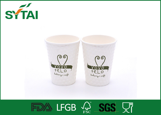 Porcellana Tazza di carta di goffratura di bianco amichevole eco- con progettazione verde di amore stampata fornitore