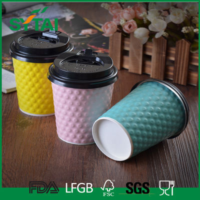 Porcellana Le tazze di carta di goffratura creative dell'ondulazione di logo, tazze di caffè eliminabili calde su misura progettano fornitore